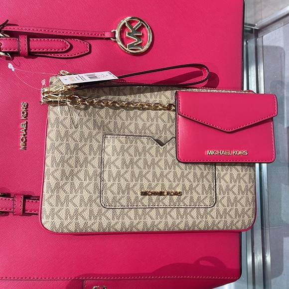 MICHAEL KORS JET SET ITEM LG 2 in 1 CARD CASE & WRISTLET
Carmine Pink 
NWT - Picture 13 of 16